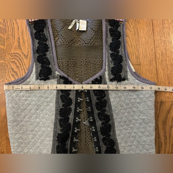 Gimmicks by BKE hook and eye closure vest M - Picture 6 of 7